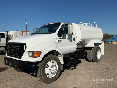 2001 Ford F-650 2000 gal 4x2 散水車