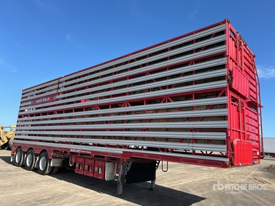 2015 Dickinson 12.3 m Tri/A 4x2 Convertible Livestock Trailer
