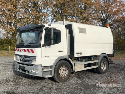 2013 Mercedes-Benz 1324 4x2 Sweeper Truck