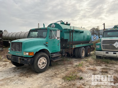 1991 International 4700 6x4 tandem axle truck Vacuum Tanker Truck