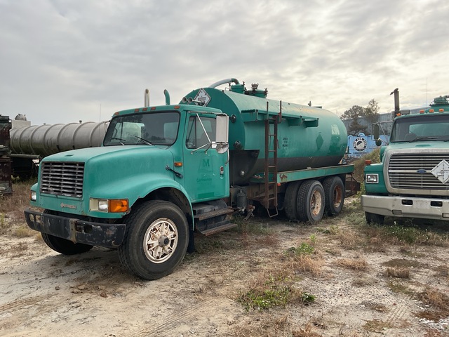 1991 International 4700 6x4 tandem axle truck Vacuum Tanker Truck