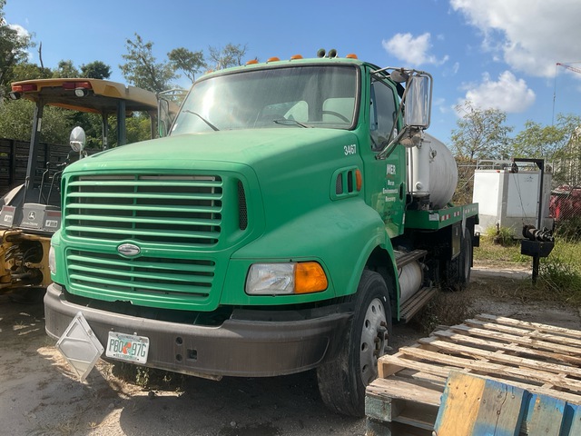 2000 Sterling A9513 4x2 Vacuum Tanker Truck