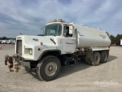 1995 Mack DM688S 4000 gal 6x4 4000 Gallon Camion à eau