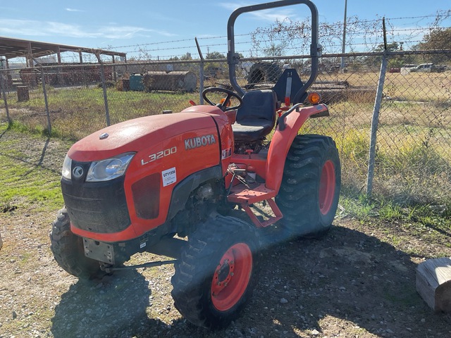 2014 Kubota L3200DT 4WD Utility Tractor (Inoperable) 2014 Kubota L3200DT 4WD Utility Tractor (Inoperable)