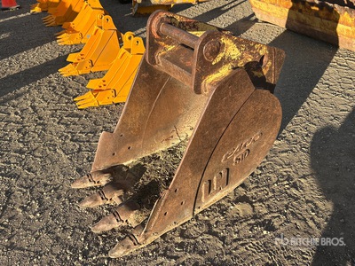 Esco 28 in Digging Excavator Bucket - Fits John Deere 690E