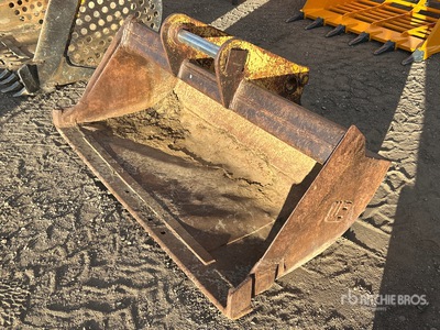 WB 72 in Cleanup Excavator Bucket - Fits John Deere 690E