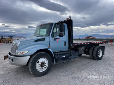 2007 International 4300SBA 4x2 Camion à Plateau