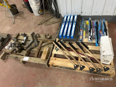 Quantity of (2) Pallets of Truck Hitches and Accessories Parti di autocarro