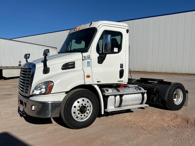 2012 Freightliner Cascadia 113 4x2 S/A Day Cab Truck Tractor