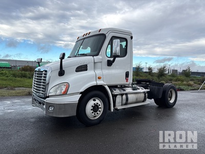 2013 Freightliner CA113 4x2 S/A Day Cab Truck Tractor