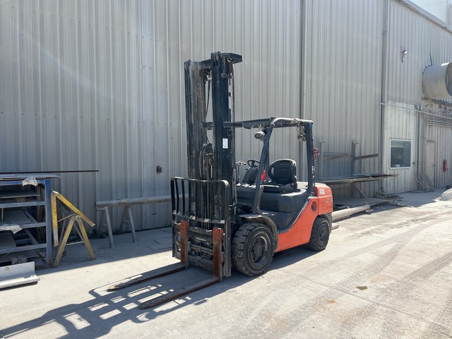 2015 Toyota 8FDU32 3350 lb Pneumatic Tire Forklift (Inoperable)