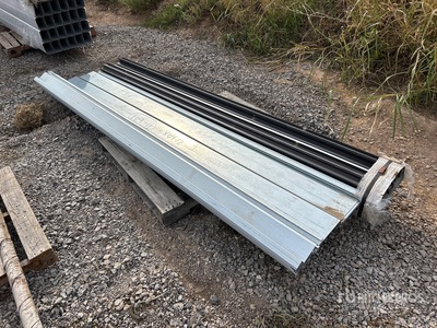 Pallet of assorted galvalume and brown roofing materials Attrezzatura industriale