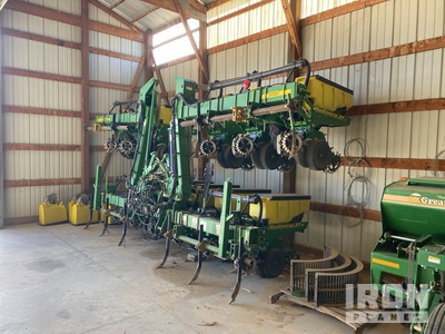 John Deere 1720 Stack-Fold 12 Row 12R30" Planter