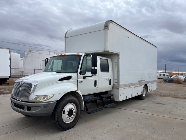 2004 International 4300 4x2 Crew Cab Moving Van Truck
