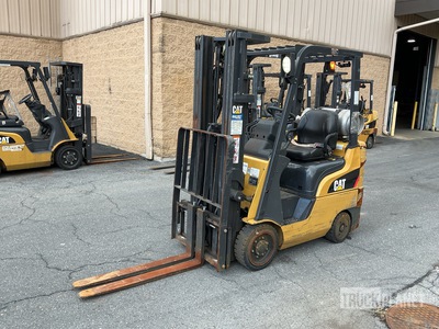 2017 Cat 2C3500 2700 lb Cushion Tire Chariot Élévateur