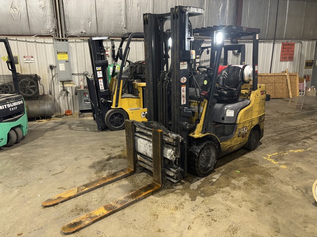 2017 Cat 2C6000 4000 lb Cushion Tire Forklift