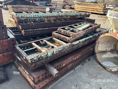 Quantity of (13) Industrial and Construction Supplies Coffrage pour béton