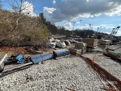 Quantity of (97) Industrial and construction Supplies Coffrage pour béton