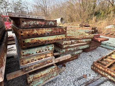 Quantity of (24) Concrete vormen