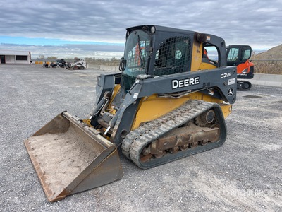 2016 John Deere 329E Chargeuse sur rails compacte