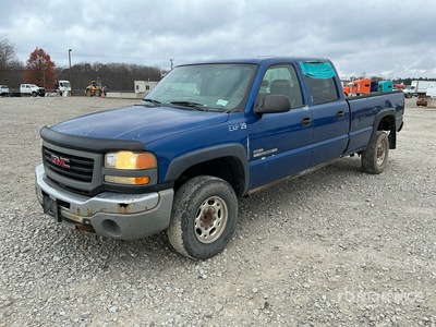 2004 GMC Sierra 2500HD 4x2 Crew Cab Pickup