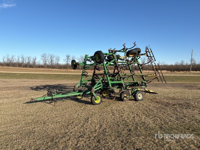 John Deere 610 33 ft Cultivador