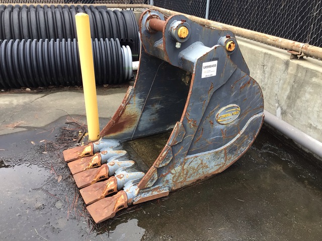 Strickland 36 in Digging Excavator Bucket - Fits Komatsu PC200 Strickland 36 in Digging Excavator Bucket - Fits Komatsu PC200