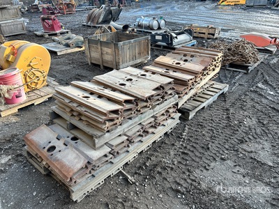 Quantity of (2) Pallets of 28 in Excavator pads Parti varie