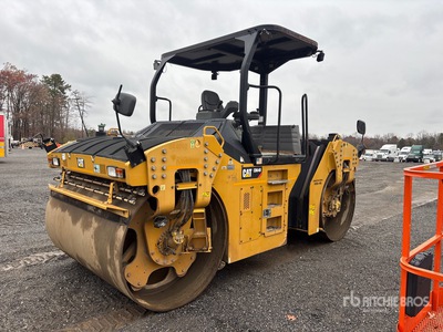 2017 Cat CB64B Compacteur à double bille