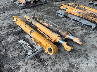 Quantity of (3) Hydraulic Cilindro