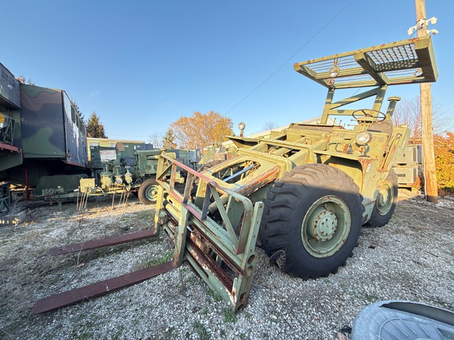 1972 Athey ARTFT-6 6000 lb 4x4 Rough Terrain Forklift (Inoperable) 1972 Athey ARTFT-6 6000 lb 4x4 Rough Terrain Forklift (Inoperable)