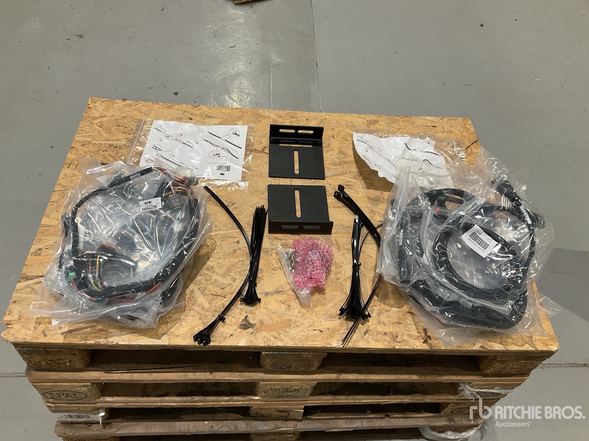 Quantity of (1) Trimble Kit - Add-on Auto Generic Excavator V3.0 Attrezzatura per misurazioni laser e GPS (Unused)