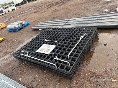 Quantity of (40) Black Metal Rail Panel 6 Gauge 60 In X 72 In Varios otros