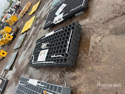 Quantity of (40) Black Metal Rail Panel 6 Gauge 36 In X 72 In Varios otros