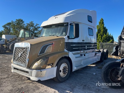 2012 Volvo VNL64T 6x4 3- Achs Sattelzugmaschine mit Schlafkabine (Inoperable)