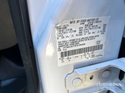 2015 Ford F-350 4x4 Crew Cab Ciężarówka z płaską platformą