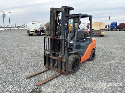 2013 Toyota 8FGU32 6020 lb Pneumatic Tire Forklift
