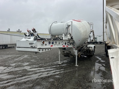 2013 McNeilus T/A Mixer Trailer