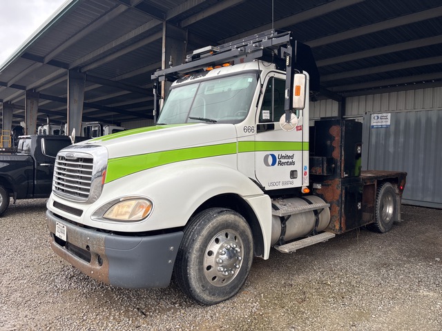 2008 Freightliner Columbia 4x2 S/A Day Cab Truck Tractor