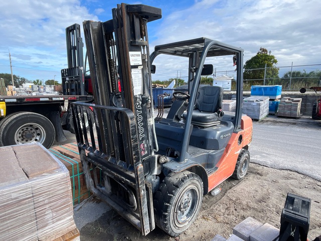 2017 Toyota 8FDU30 5620 lb Pneumatic Tire Forklift (Inoperable)