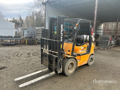 Hyundai HLF30-5 5300 lb Forklift