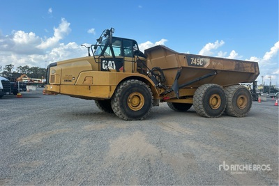 2015 Cat 745C شاحنة قلابة مفصلية