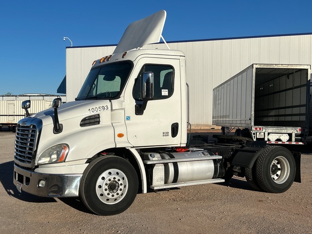 2015 Freightliner Cascadia 113 4x2 S/A Day Cab Truck Tractor