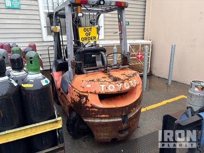 Toyota 7FGU25 3750 lb Pneumatic Tire Forklift