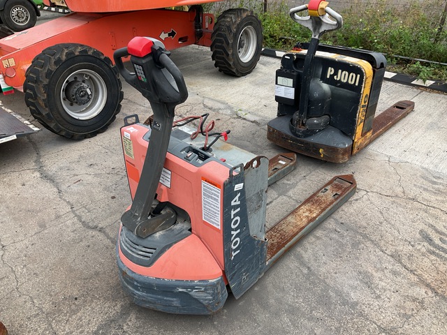 2017 Toyota 8HBW23 4500 lb Electric Pallet Jack (Inoperable)