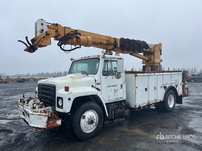Altec D1090 on 1987 International F1954 4x2 Camion excavadora