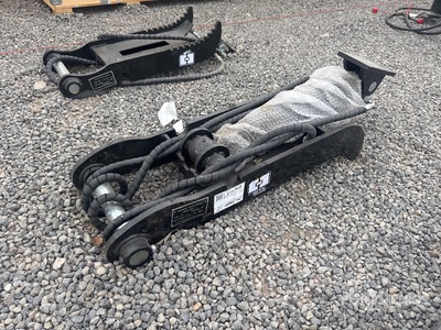 2026 GIYI GY-XJ5T 36 in CAT Hydraulic Excavator Thumb (Unused)