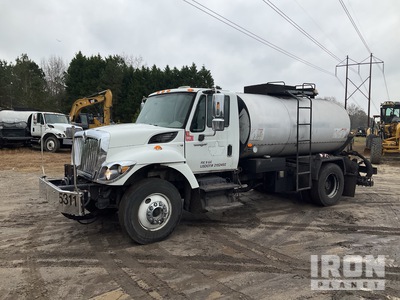 Rosco Maximizer 2 1950 gal on 2011 International Rosco 4300 4x2 Camion épandeur d'asphalte