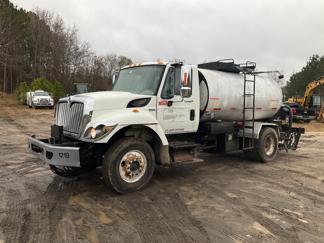 Rosco 1950 gal on 2012 International 7300 4x2 Asphalt Distributor Truck