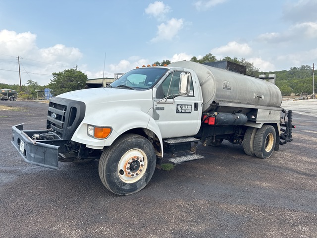 2004 Ford F750 2000 gal 4x2 Distributor Hot Oil Truck